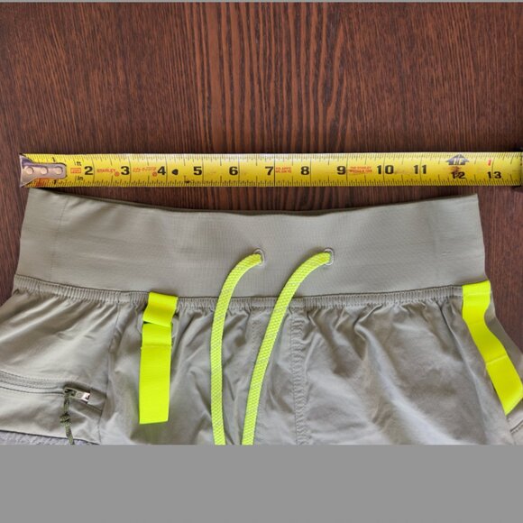 Lululemon Multi-Pocket Cargo High-Rise Hiking Short 5" - Picture 4 of 4